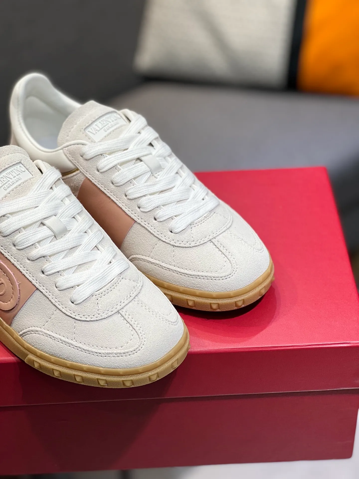 Men's shoes 💰620 👉🌹🌹VALENTINO counter synchronized new low-top casual sports shoes 👍Professional and high-end, perfect replica, first-class quality! 👍All made of original 1:1 materials, exclusive mold opening! 👍High mercerized cowhide fabric 👍TPU outsole, comfortable and wear-resistant, brand injection insole, 👍Full set of high-end counter packaging 👍All details are customized with 1:1 mold, striving for perfection! 👍Couple style female 35-41, male 38-46 (female 41, male 45 46 customized)